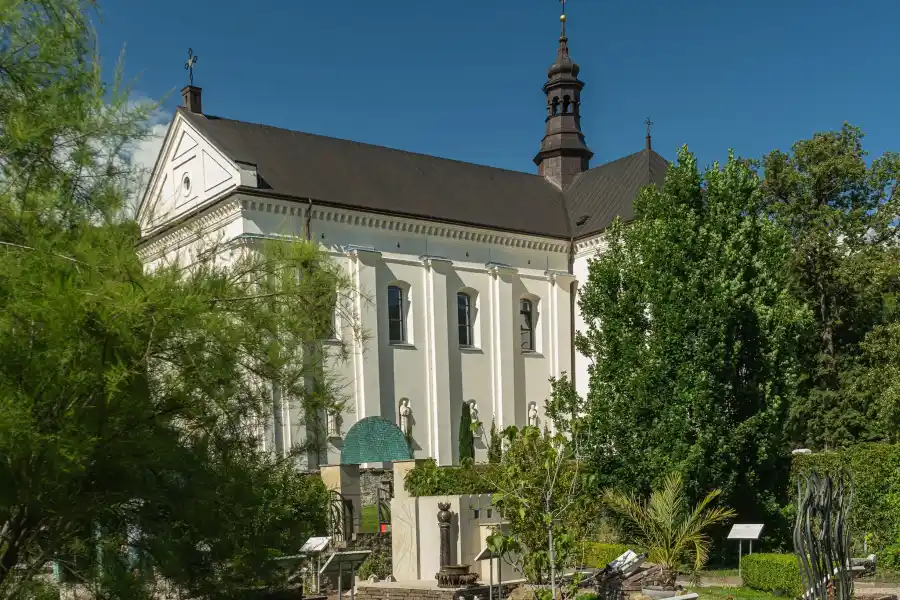 Atrakcja Muszyny kosciol parafialny widok z ogrodu